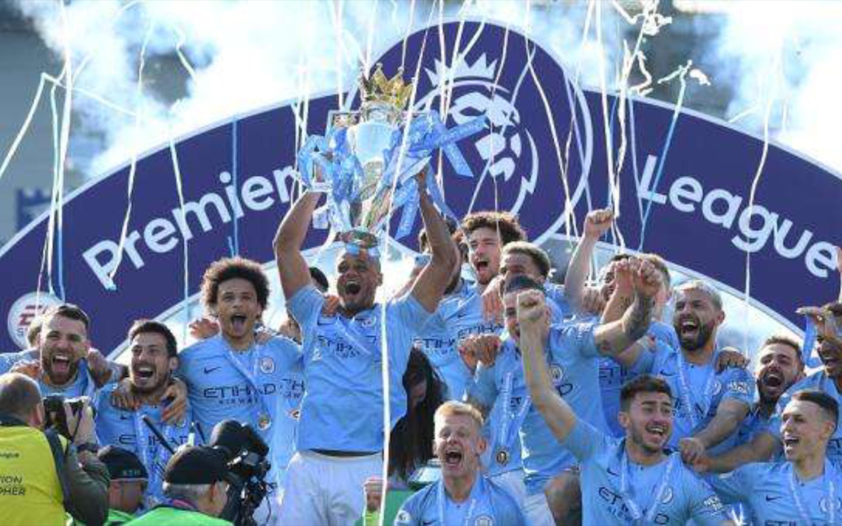 他都表现得 他都表现得